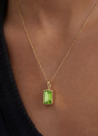 Momentum Hanger Goud —Peridot • Personaliseerbaar
