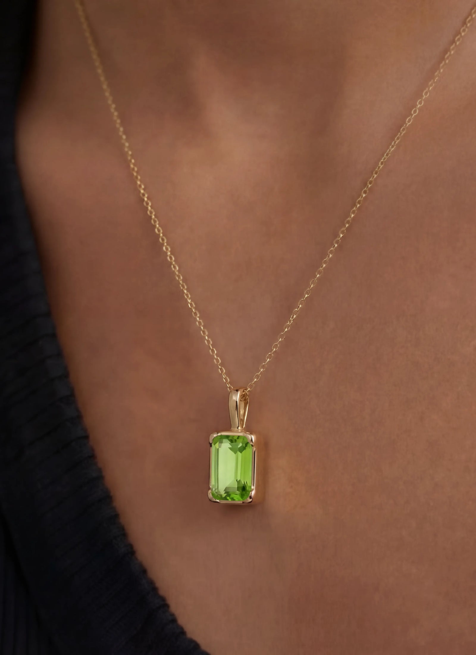 Momentum Hanger Goud —Peridot • Personaliseerbaar