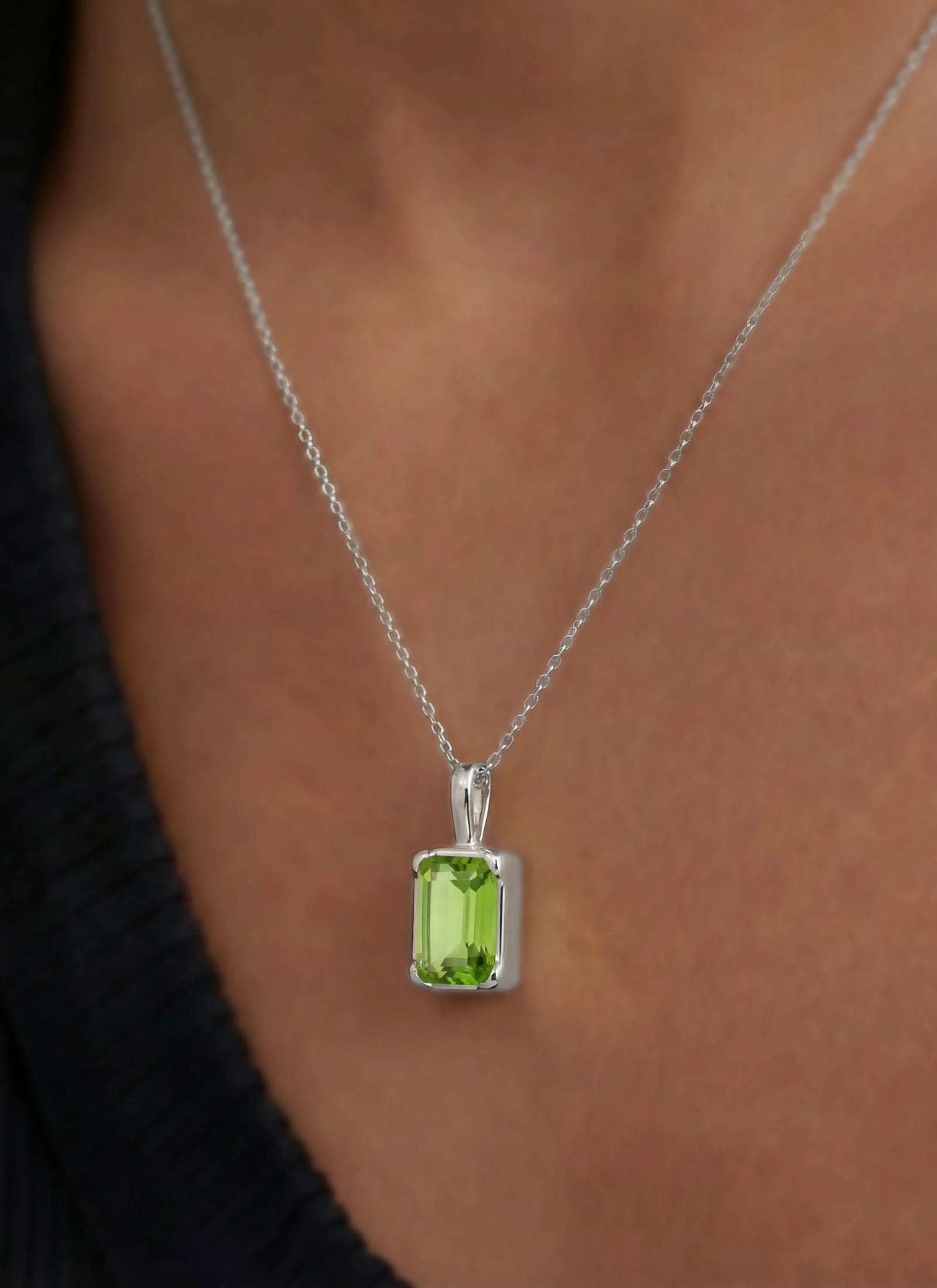 Momentum Hanger Zilver — Peridot • Personaliseerbaar