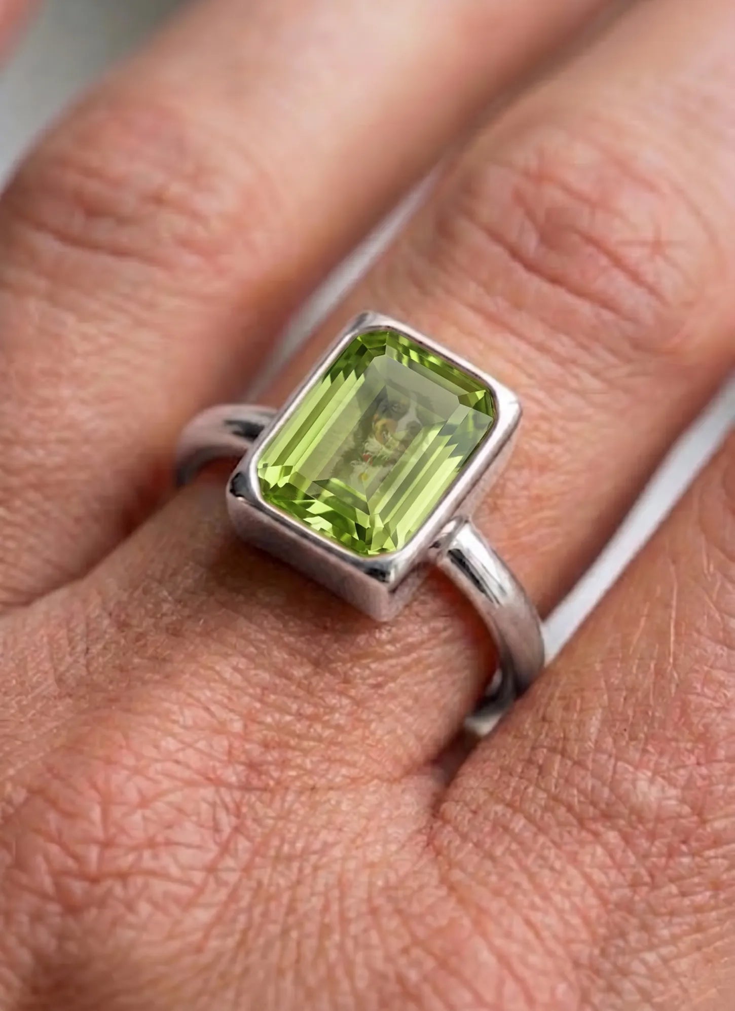 Momentum Ring Zilver — Peridot • Personaliseerbaar Hoofdafbeelding
